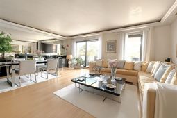 LUXURIOUS AND SPACIOUS 2-BEDROOM APARTMENT WITH TERRACE on Rue d'Antibes, 6 minutes from the Palais des Festivals